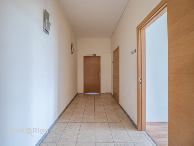Iznomā biroja telpas Skanstē.  Pieejamas 4 telpas, kurās ietilpst centrālā halle un 3 izolēti kabine Рига - изображение 8
