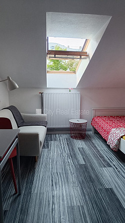 Pagalma ēka, restaurēta māja, mansards, kāpņu telpa pēc kapitālā remonta, studio tipa, Rīga - foto 1