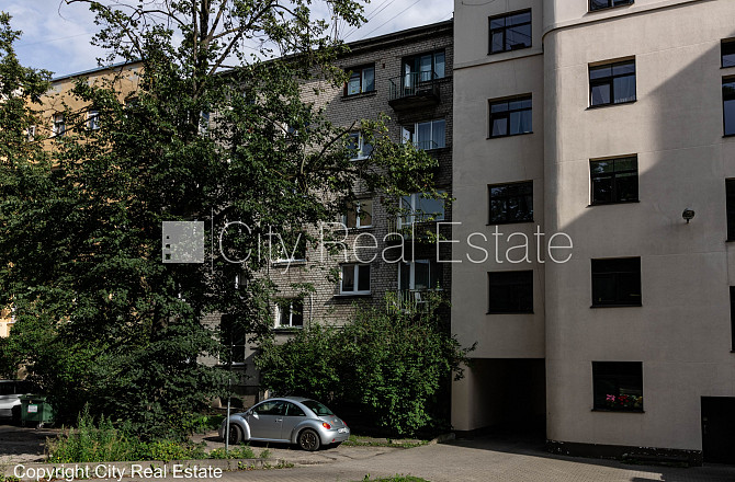 Fasādes māja, labiekārtots apzaļumots pagalms, bezmaksas stāvvieta pagalmā, ieeja no pagalma, Rīga - foto 15