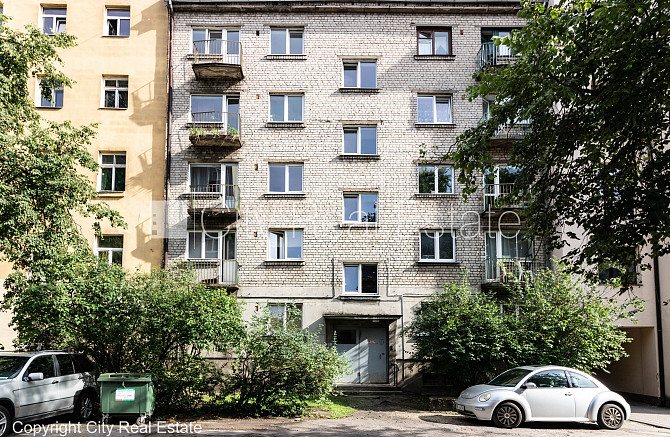 Fasādes māja, labiekārtots apzaļumots pagalms, bezmaksas stāvvieta pagalmā, ieeja no pagalma, Rīga - foto 16