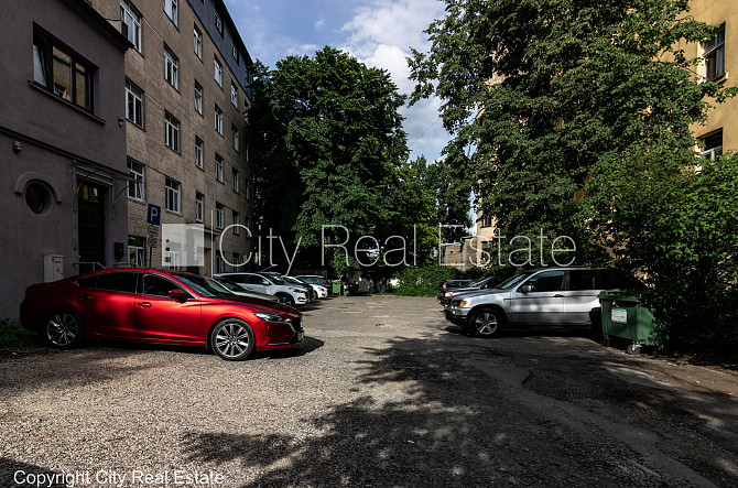 Fasādes māja, labiekārtots apzaļumots pagalms, bezmaksas stāvvieta pagalmā, ieeja no pagalma, Rīga - foto 18
