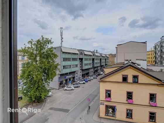 Izīrē gaišu un plašu četru istabu dzīvokli renovētā mājā. Dzīvoklim ir pārdomāts plānojums. Tas sast Rīga