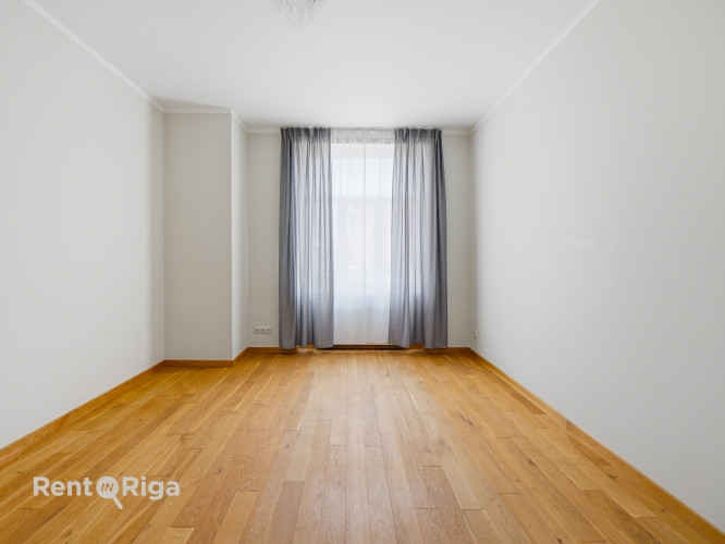 Izīrē gaišu un plašu četru istabu dzīvokli renovētā mājā. Dzīvoklim ir pārdomāts Rīga - foto 9