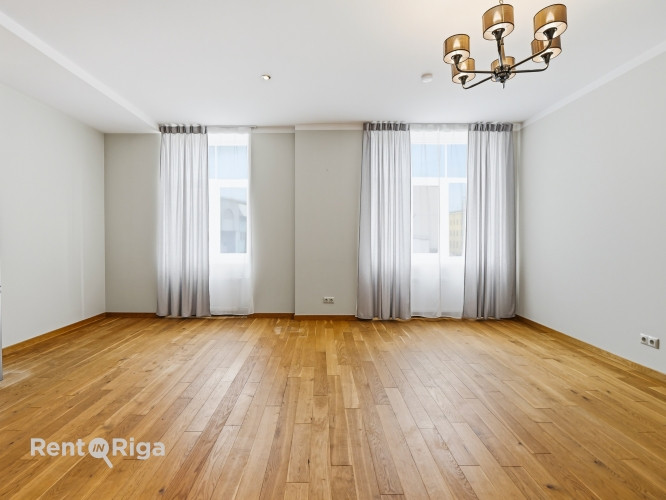Izīrē gaišu un plašu četru istabu dzīvokli renovētā mājā. Dzīvoklim ir pārdomāts Rīga - foto 5