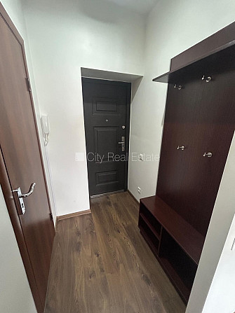 Fasādes māja, ieeja no ielas, ir lifts, kāpņu telpa pēc kosmētiskā remonta, logi vērsti uz Rīga - foto 8