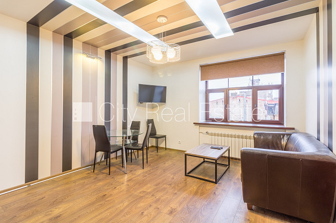 Fasādes māja, ieeja no ielas, ir lifts, kāpņu telpa pēc kosmētiskā remonta, logi vērsti uz Rīga - foto 1