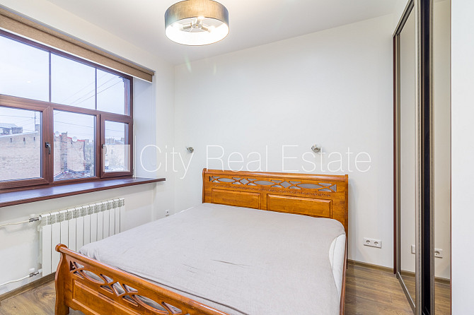 Fasādes māja, ieeja no ielas, ir lifts, kāpņu telpa pēc kosmētiskā remonta, logi vērsti uz Rīga - foto 3