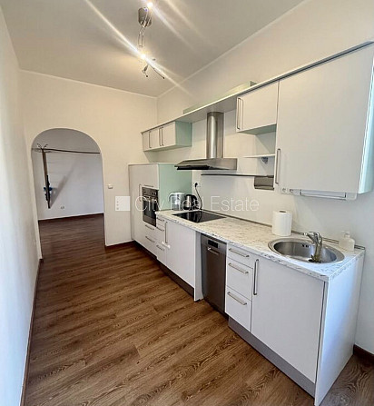 Fasādes māja, renovēta māja, slēgts pagalms, ieeja no ielas, kāpņu telpa pēc kapitālā Rīga - foto 11