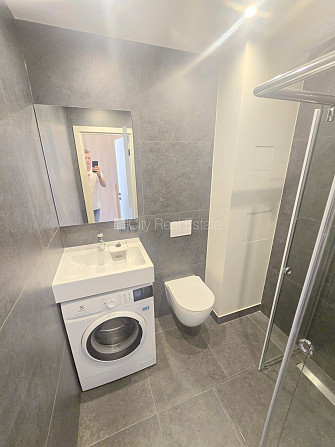 Fasādes māja, renovēta māja, ieeja no ielas, ir lifts, kāpņu telpa pēc kapitālā remonta, Rīga - foto 10
