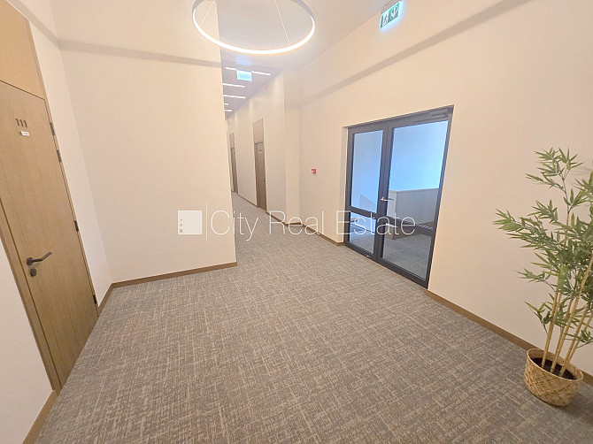 Fasādes māja, renovēta māja, ieeja no ielas, ir lifts, kāpņu telpa pēc kapitālā remonta, Rīga - foto 18
