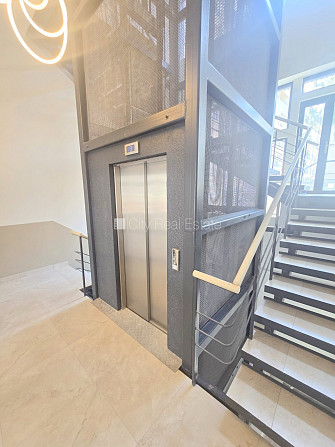 Fasādes māja, renovēta māja, ieeja no ielas, ir lifts, kāpņu telpa pēc kapitālā remonta, Rīga - foto 20