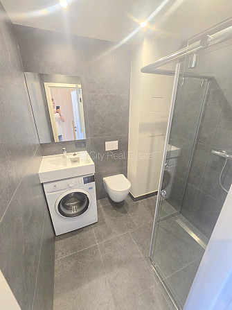 Fasādes māja, renovēta māja, ieeja no ielas, ir lifts, kāpņu telpa pēc kapitālā remonta, Rīga - foto 11