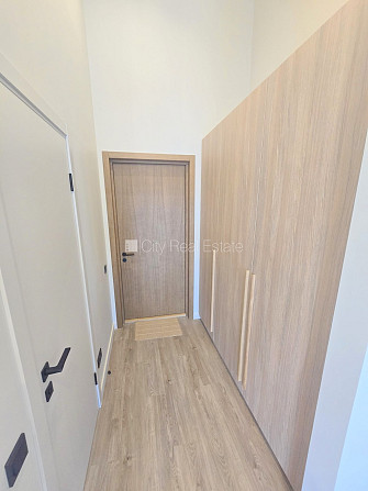Fasādes māja, renovēta māja, ieeja no ielas, ir lifts, kāpņu telpa pēc kapitālā remonta, Rīga - foto 14