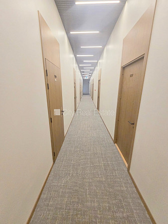 Fasādes māja, renovēta māja, ieeja no ielas, ir lifts, kāpņu telpa pēc kapitālā remonta, Rīga - foto 15