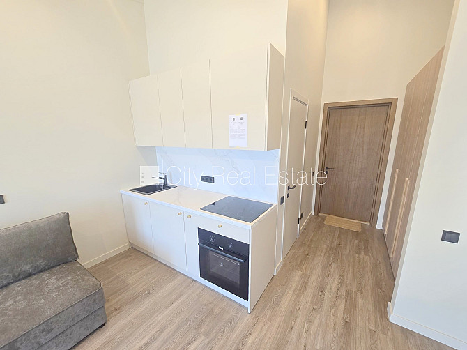 Fasādes māja, renovēta māja, ieeja no ielas, ir lifts, kāpņu telpa pēc kapitālā remonta, Rīga - foto 7