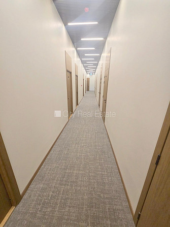 Fasādes māja, renovēta māja, ieeja no ielas, ir lifts, kāpņu telpa pēc kapitālā remonta, Rīga - foto 19