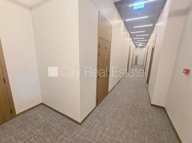 Fasādes māja, renovēta māja, ieeja no ielas, ir lifts, kāpņu telpa pēc kapitālā remonta, Rīga - foto 16
