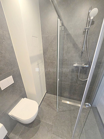 Fasādes māja, renovēta māja, ieeja no ielas, ir lifts, kāpņu telpa pēc kapitālā remonta, Rīga - foto 12