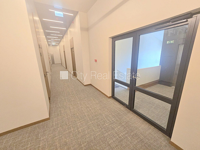 Fasādes māja, renovēta māja, ieeja no ielas, ir lifts, kāpņu telpa pēc kapitālā remonta, Rīga - foto 17