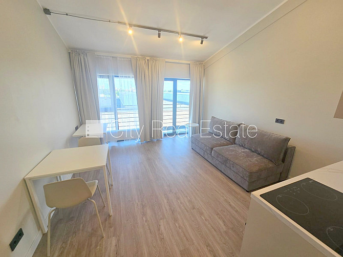 Fasādes māja, renovēta māja, ieeja no ielas, ir lifts, kāpņu telpa pēc kapitālā remonta, Rīga - foto 3