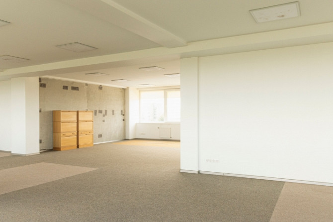 Plašs birojs ar panorāmas logiem  Pieejams plašs un gaišs open-space birojs ēkas 7. stāvā ar Rīga - foto 9