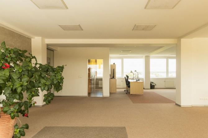 Plašs birojs ar panorāmas logiem  Pieejams plašs un gaišs open-space birojs ēkas 7. stāvā ar Rīga - foto 3