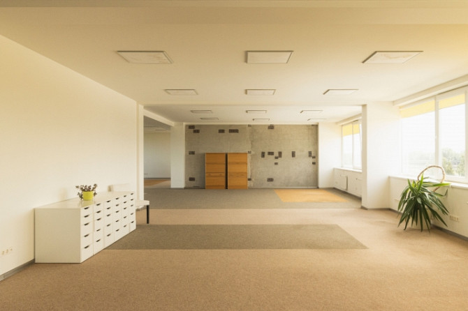 Plašs birojs ar panorāmas logiem  Pieejams plašs un gaišs open-space birojs ēkas 7. stāvā ar Rīga - foto 7