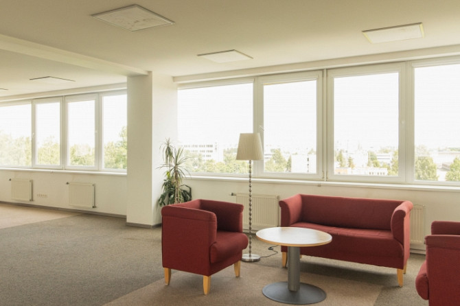 Plašs birojs ar panorāmas logiem  Pieejams plašs un gaišs open-space birojs ēkas 7. stāvā ar Rīga - foto 2