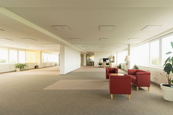 Plašs birojs ar panorāmas logiem  Pieejams plašs un gaišs open-space birojs ēkas 7. stāvā ar Rīga - foto 1