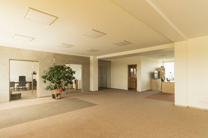 Plašs birojs ar panorāmas logiem  Pieejams plašs un gaišs open-space birojs ēkas 7. stāvā ar Rīga - foto 8