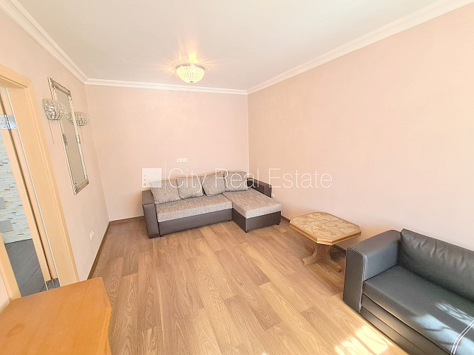 Fasādes māja, ieeja no ielas, ir lifts, kāpņu telpa pēc kosmētiskā remonta, iestiklota Rīga - foto 15