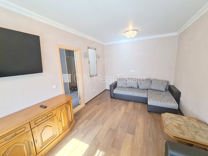 Fasādes māja, ieeja no ielas, ir lifts, kāpņu telpa pēc kosmētiskā remonta, iestiklota Rīga - foto 17