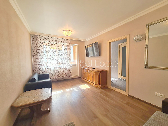 Fasādes māja, ieeja no ielas, ir lifts, kāpņu telpa pēc kosmētiskā remonta, iestiklota Rīga - foto 18