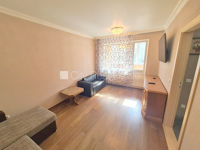 Fasādes māja, ieeja no ielas, ir lifts, kāpņu telpa pēc kosmētiskā remonta, iestiklota Rīga - foto 16