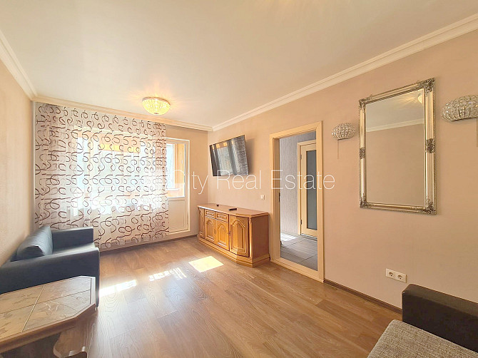 Fasādes māja, ieeja no ielas, ir lifts, kāpņu telpa pēc kosmētiskā remonta, iestiklota Rīga - foto 14