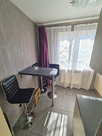 Fasādes māja, ieeja no ielas, ir lifts, kāpņu telpa pēc kosmētiskā remonta, iestiklota Rīga - foto 9