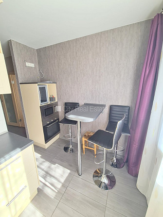 Fasādes māja, ieeja no ielas, ir lifts, kāpņu telpa pēc kosmētiskā remonta, iestiklota Rīga - foto 5