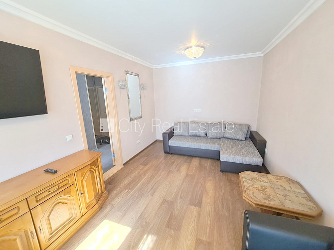 Fasādes māja, ieeja no ielas, ir lifts, kāpņu telpa pēc kosmētiskā remonta, iestiklota Rīga - foto 19