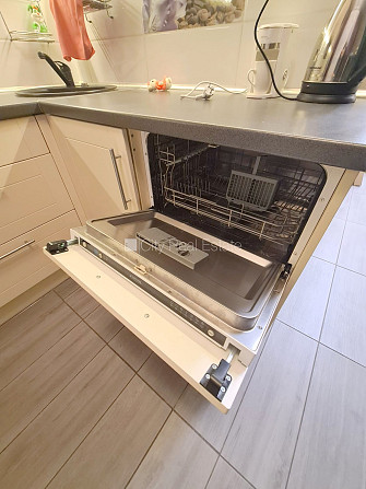 Fasādes māja, ieeja no ielas, ir lifts, kāpņu telpa pēc kosmētiskā remonta, iestiklota Rīga - foto 3