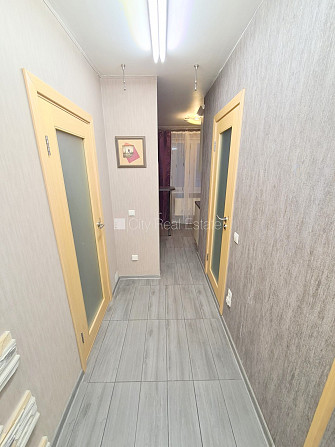 Fasādes māja, ieeja no ielas, ir lifts, kāpņu telpa pēc kosmētiskā remonta, iestiklota Rīga - foto 13
