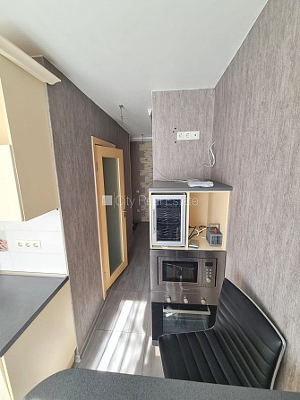 Fasādes māja, ieeja no ielas, ir lifts, kāpņu telpa pēc kosmētiskā remonta, iestiklota Rīga - foto 12