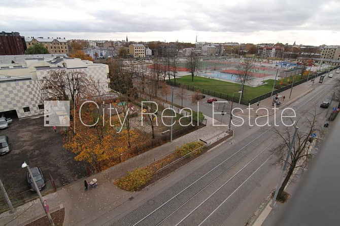 Pagalma māja, renovēta māja, ieeja no ielas, kāpņu telpa pēc kapitālā remonta, logi vērsti Rīga - foto 3