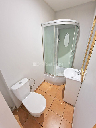 Pagalma ēka, renovēta māja, slēgts pagalms, ieeja no ielas un pagalma, kāpņu telpa pēc Rīga - foto 14