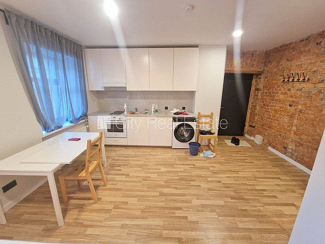 Pagalma māja, renovēta māja, slēgts pagalms, ieeja no ielas un pagalma, kāpņu telpa pēc Rīga - foto 4