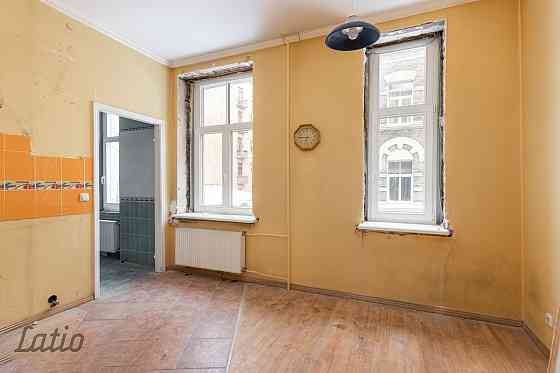 Pārdošanā gaišs un silts dzīvoklis pašā pilsētas centrā, prestižajā vēstniecību rajonā. Lieliska lok Rīga