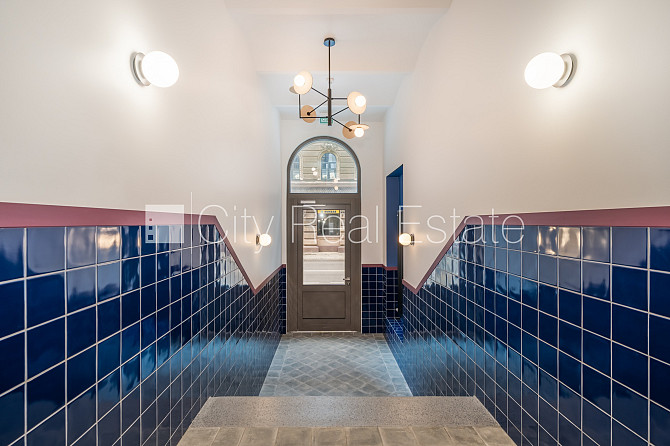 Fasādes māja, renovēta māja, ir lifts, kāpņu telpa pēc kapitālā remonta, logi vērsti uz Rīga - foto 20