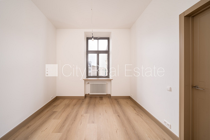 Fasādes māja, renovēta māja, ir lifts, kāpņu telpa pēc kapitālā remonta, logi vērsti uz Rīga - foto 7