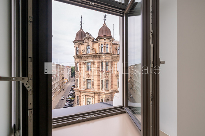 Fasādes māja, renovēta māja, ir lifts, kāpņu telpa pēc kapitālā remonta, logi vērsti uz Rīga - foto 14