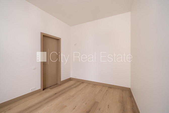 Fasādes māja, renovēta māja, ir lifts, kāpņu telpa pēc kapitālā remonta, logi vērsti uz Rīga - foto 9