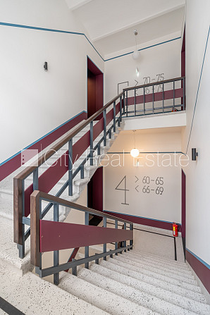 Fasādes māja, renovēta māja, ir lifts, kāpņu telpa pēc kapitālā remonta, logi vērsti uz Rīga - foto 17